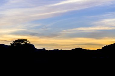 Doğa ve dağ silueti