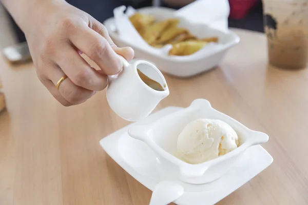 Adffogato kahve - espresso vanilyalı dondurma ile — Stok fotoğraf