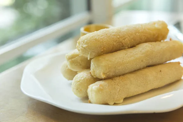 Palitos de queso en un plato — Foto de Stock