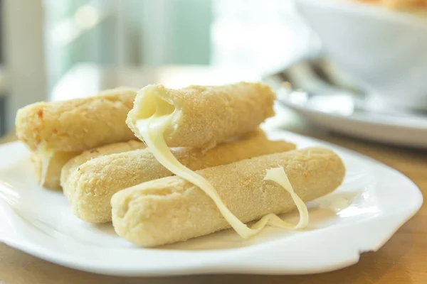 Palitos de queso en un plato — Foto de Stock