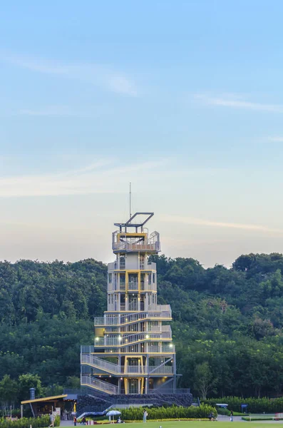 Skákací věží na veřejném parku — Stock fotografie