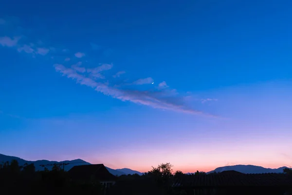 Céu noturno e quarto de lua — Fotografia de Stock