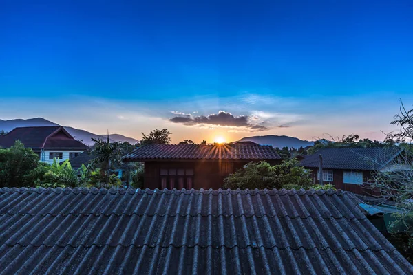 Raios solares atrás da montanha — Fotografia de Stock