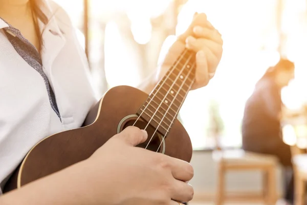 kadın el sanatları oynarken ukulele 