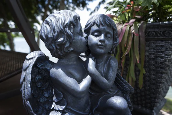 Cupid statues were kissing