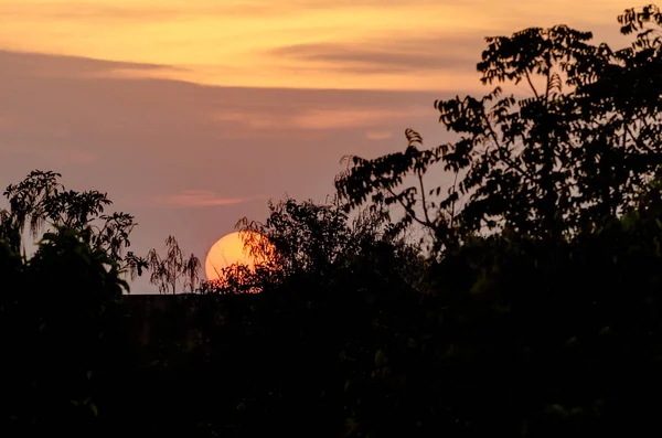 Sonnenuntergang Himmel und große Sonne — Stockfoto
