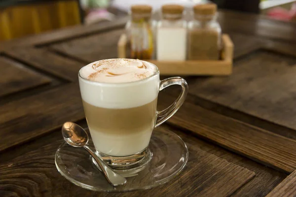 Latte macchiato em fundo de madeira — Fotografia de Stock