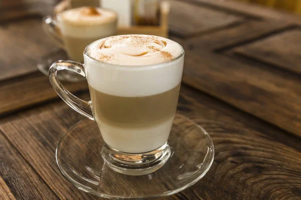 Latte macchiato em fundo de madeira — Fotografia de Stock