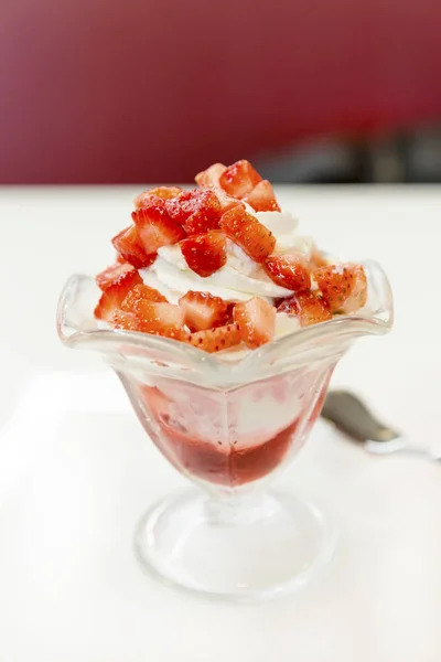 Ice Cream - strawberry sundae — Stock Photo, Image