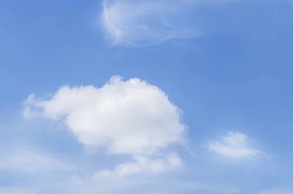 Cielo azul con nube —  Fotos de Stock