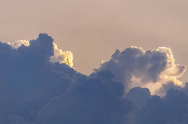Pôr do sol com nuvens dramáticas — Fotografia de Stock