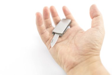 çok fonksiyonlu çakı ile el