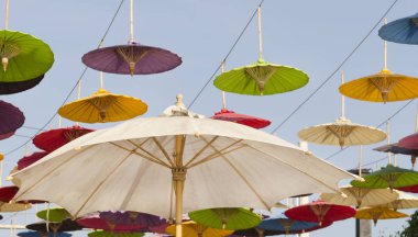 renkli şemsiyeler arka planda Tayland