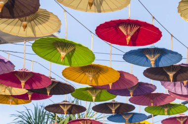 Düzenlenmiş satır ama ilginç bir etki vermek için rasgele renkler renkli şemsiyeler