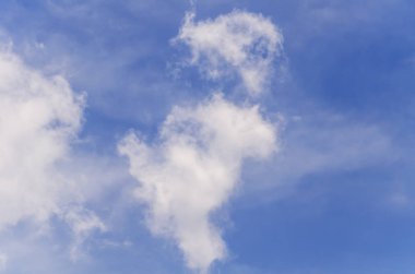 Beyaz bulutlu mavi gökyüzü arkaplanı