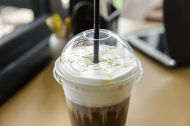 karamel macchiato plastik bardak buzlu