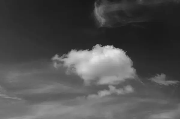 Céu Nuvens Fundo Preto Branco — Fotografia de Stock