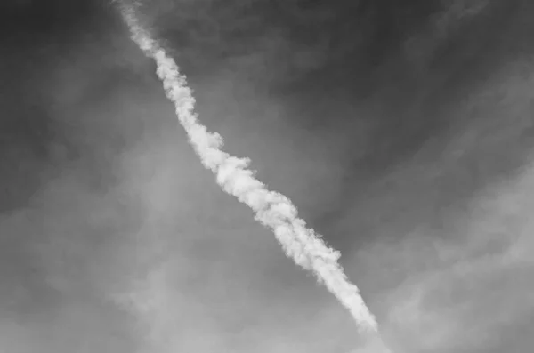 Avião Contrail Contra Céu Bonito Com Nuvens Delicadas Preto Branco — Fotografia de Stock