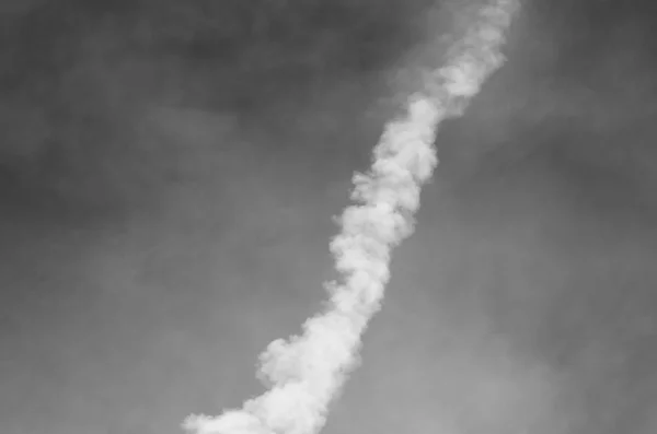 Avião Contrail Contra Céu Bonito Com Nuvens Delicadas Preto Branco — Fotografia de Stock