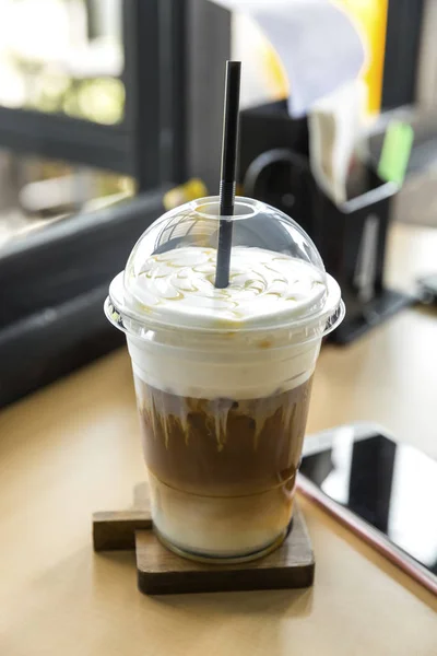 Iced Caramel Macchiato Plastic Glass — Stock Photo, Image