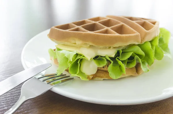 Sanduíche Waffle Com Queijo Uma Chapa Cerâmica Branca Conceito Comida — Fotografia de Stock