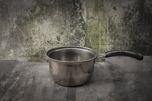 натюрморт со стальным горшком на деревянном столе - посуда
