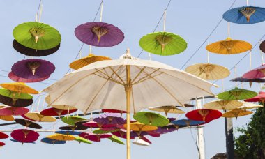 renkli şemsiyeler arka planda Tayland