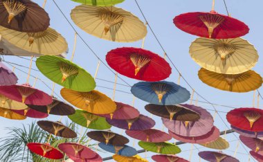 Düzenlenmiş satır ama ilginç bir etki vermek için rasgele renkler renkli şemsiyeler