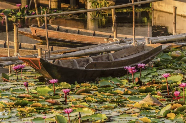 Kırmızı lotus Gölü ahşap köprü ve tekne - Tayland gün batımında