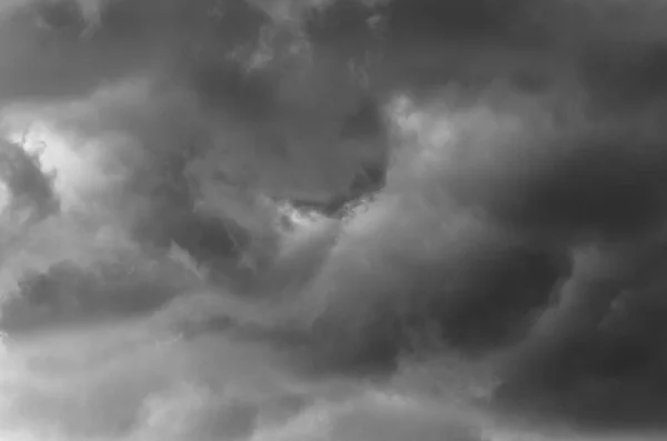 Céu Dramático Com Nuvens Tempestuosas Preto Branco — Fotografia de Stock