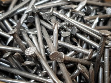 beton raptiye veya çelik çiviler: sivri metal parçası, inşaat parçaları, araçlar, bileşenler - katı madde - seçici odak