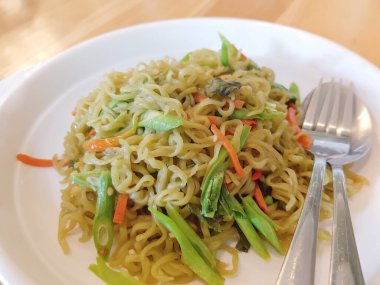 Havuçlu vejetaryen kızarmış şehriye ve fasulye, sebze: vejetaryen festivali - Tayland usulü. 