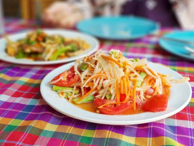 Som Tum Thai: Tayland usulü restoranda sebzeli papaya salatası