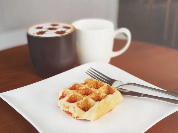 Beyaz Tabakta Ballı Waffle Sandviçi Ahşap Masada Sıcak Kahve Eski — Stok fotoğraf