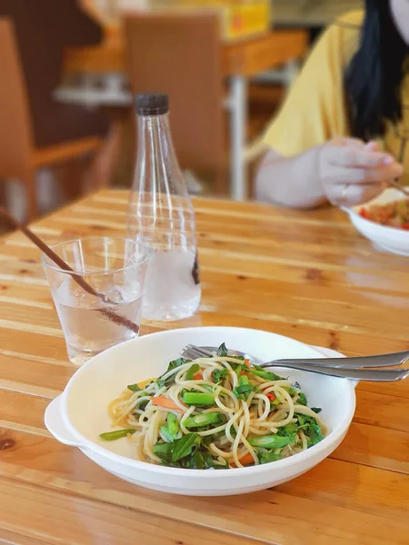 Espaguete Estilo Tailandês Com Temperos Mesa Madeira Restaurante Comida Vegetariana — Fotografia de Stock