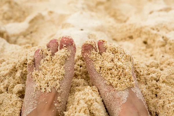 Concepto de vacaciones. Mujer pies primer plano relajante en la playa, disfrutando del sol y espléndida vista —  Fotos de Stock