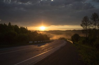 Yolun dağlarda eğrisi. Günbatımı