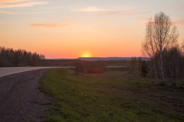 Yolun dağlarda eğrisi. Günbatımı