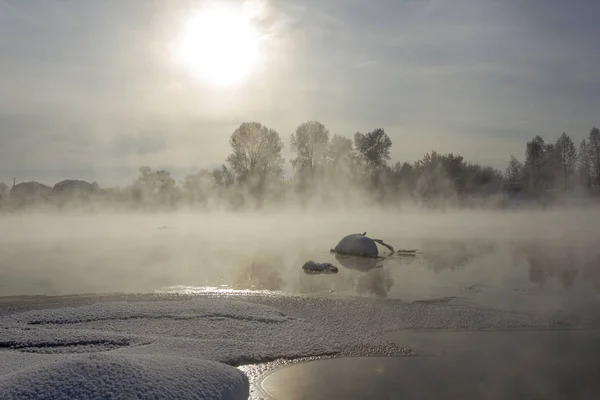 Aube journée givrée en Février, le brouillard et le soleil — Photo