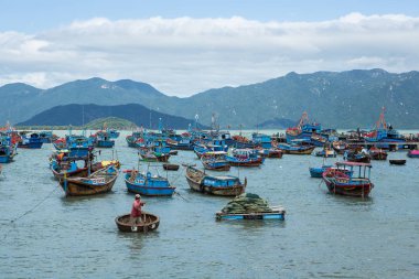 Geleneksel eski ahşap Vietnamca tekneler ve yuvarlak balıkçı tekneleri Mulk Chai. Yerel dokuma bambu sepet tekneler veya turlayan harbour palamarla. Vietnam