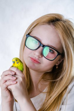 Onun yerli papağan ile bir çocuk kız portresi