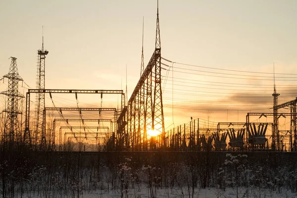 Elektrik Trafo Merkezi. gün batımında — Stok fotoğraf