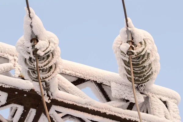 Glasisolator an der Stromleitung. Isolator für elektrische Hochspannungsleitungen — Stockfoto