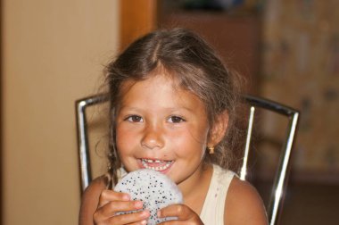 küçük kız dolu yanakları ile yiyor