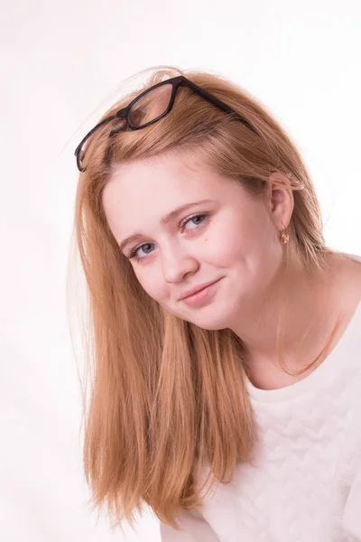 Human face expressions and emotions. Positive joyful young beautiful female with fair straight hair in casual clothing, laughing at joke, looking at camera and pleasantly smiling. — Stock Photo, Image