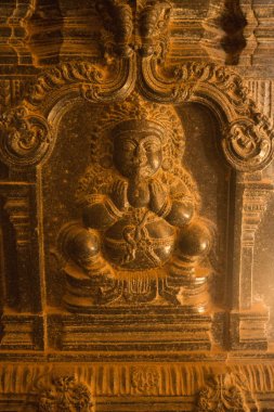 Hampi 'de turist ve Hint tarihi kalıntıları. Hampi Çarşısı, Hampi, Karnataka, Hindistan
