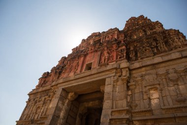 Hampi 'de turist ve Hint tarihi kalıntıları. Hampi Çarşısı, Hampi, Karnataka, Hindistan