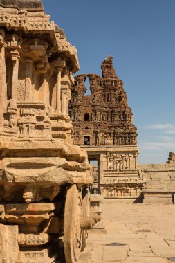 Hampi 'de turist ve Hint tarihi kalıntıları. Hampi Çarşısı, Hampi, Karnataka, Hindistan