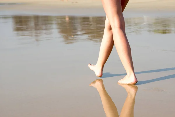 Mulher andando em uma praia — Fotografia de Stock