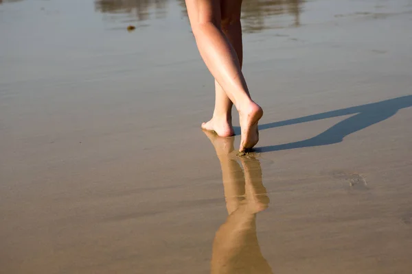 Femme marchant sur une plage — Photo